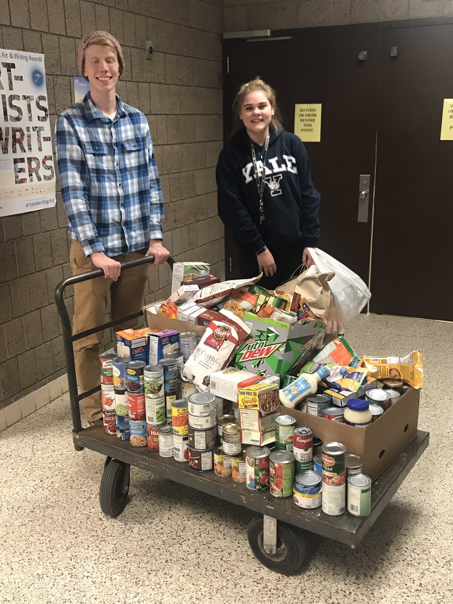 MoraStudCo's tweet photo. Thank you to the #MoraSchools students who donated to the toy and food drive! We are excited to donate all the food and gifts pictured AND we have $800 to donate to the local food shelves! 

CONGRATS to the 10th graders who won the drive competition by having the most donations! https://t.co/EJo2JctpAD