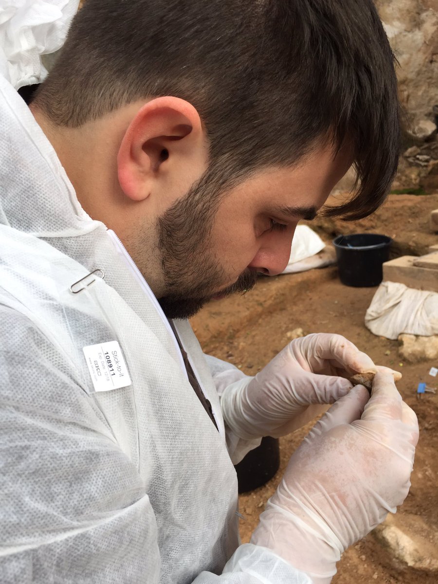 New collaboration between @OG_SDS  @traceoiphes @SERP_UB @GH_UB 🤝 Sampling lithics for residue analysis 🌿