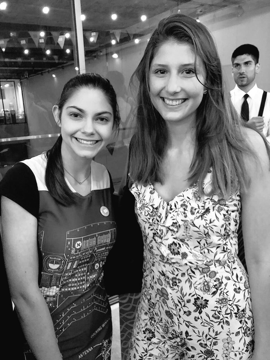 Flo_walls's tweet photo. Ayer en la Green Carpet de @fiiSorg 2018 @empatthy_org presente!! 
Tuve la suerte de conocer a @NASABlueberry1, Future Mars walker/ Primera mujer que viajará a Marte!! 🚀👏👏 https://t.co/RVCBkYWl3a