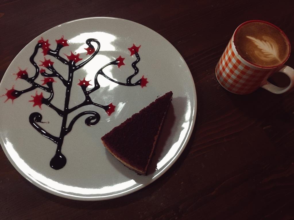 Günlük taze pastalarımızı denemeye ne dersiniz? 
#lattesokaktaiçilir
#kahvesokaktaiçilir