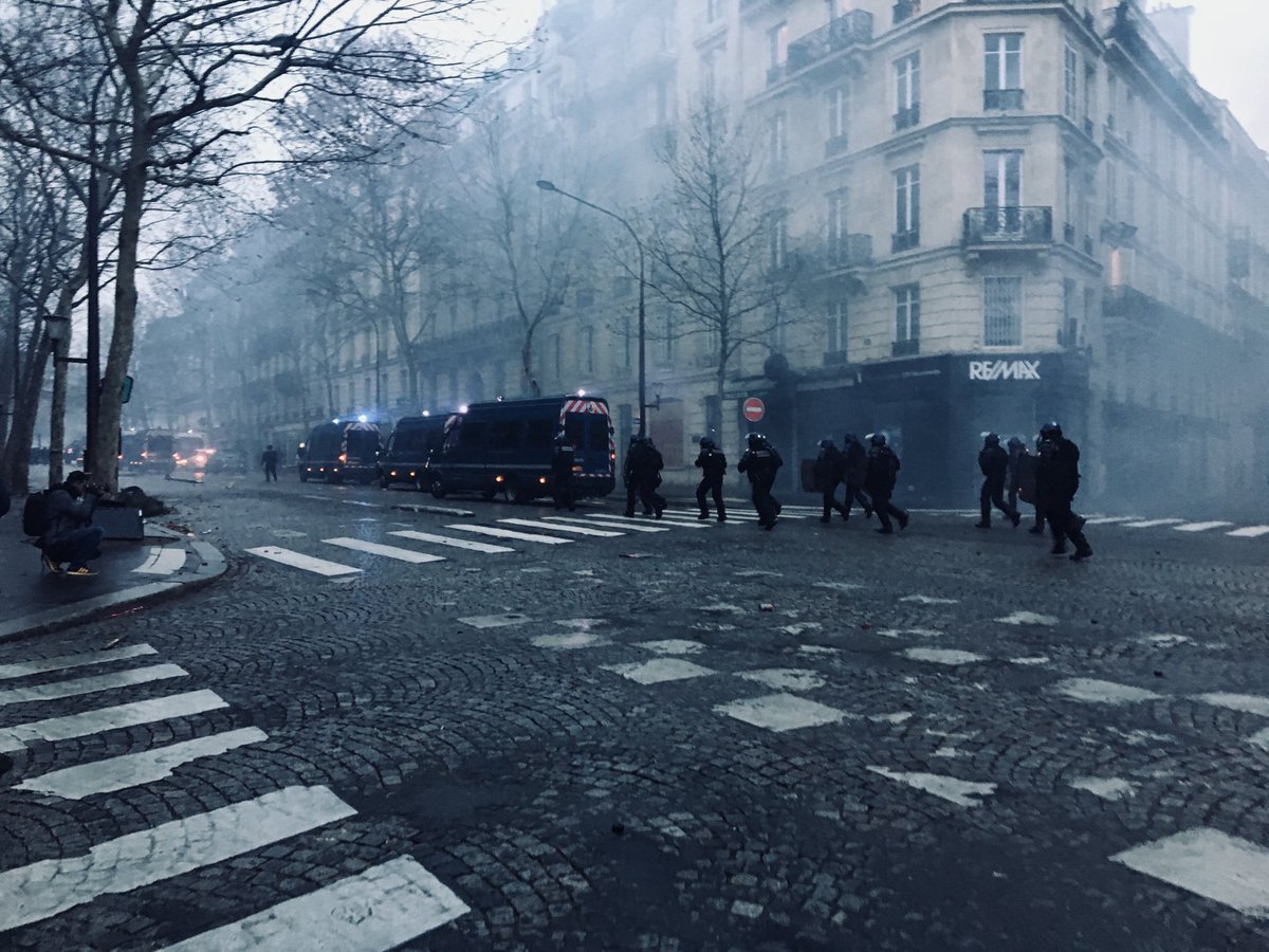 phaisie's tweet photo. They cannot keep going on repression and tear gas alone #MacronDemission #GiletsJaunes #8decembre2018 https://t.co/iaKkDrltqU