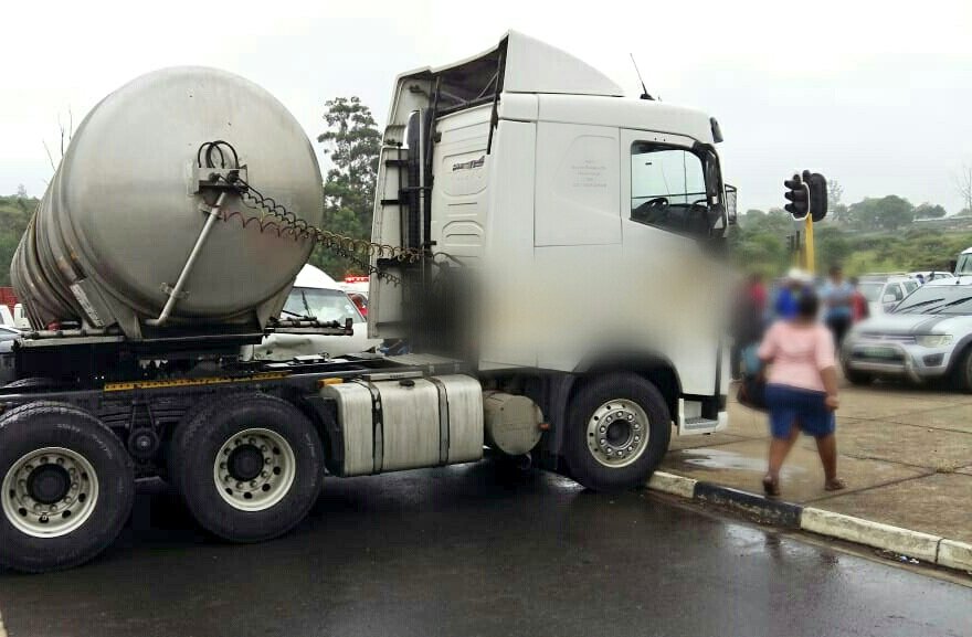 Netcare911_sa's tweet image. KZN: 13 commuters sustained mostly relatively minor injuries when a minibus taxi and truck collided earlier in Dr Chota Motala Road near the N3 in Pietermaritzburg.
@_ArriveAlive @ECR_Newswatch @FatalMoves