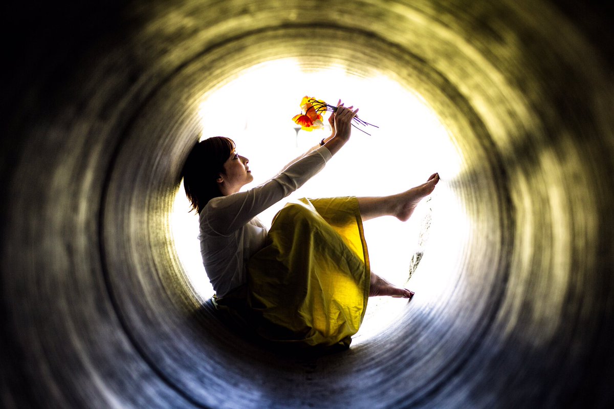 ajimakoto3's tweet image. 『 名演のもう一枚 』
#アリコレ3  秘話

Arlyには初めて言います。

結果、私の中で、
候補から外した一枚です。

実はこの一枚がとても好きでした。
つま先を見てください。
繊細でとても美しいポージング💕

ただ、今回は縦構図で、かつ、
花と顔の距離間にこだわり
もう一枚（右）を選びました。