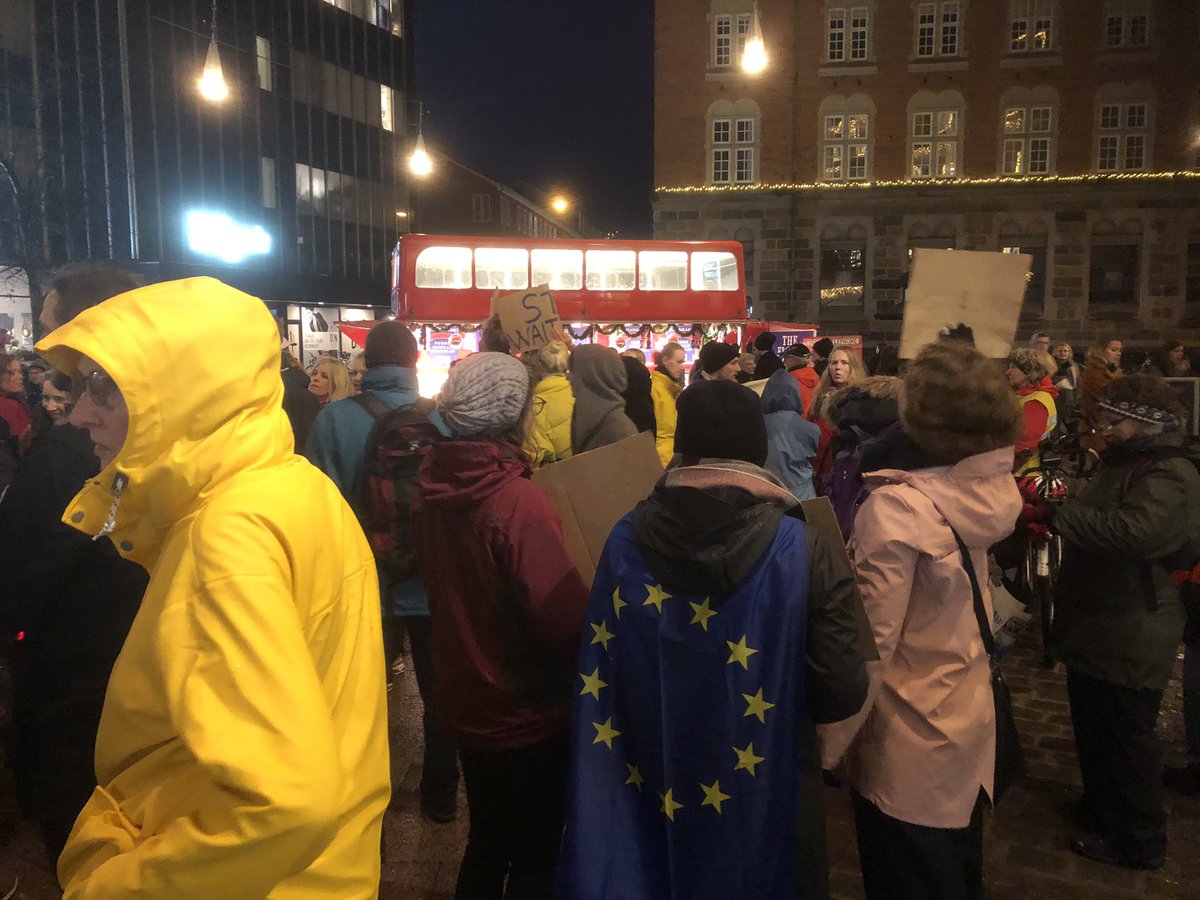 oestergaard's tweet image. Hvis bare der var lyttende øre i regeringen: Flot opbakning til #klimaalarm i hele landet. Her elever fra flere lande på Den Økologiske Landbrugsskole, som var talstærkt tilstede på Store Torv i Aarhus. #dkgreen