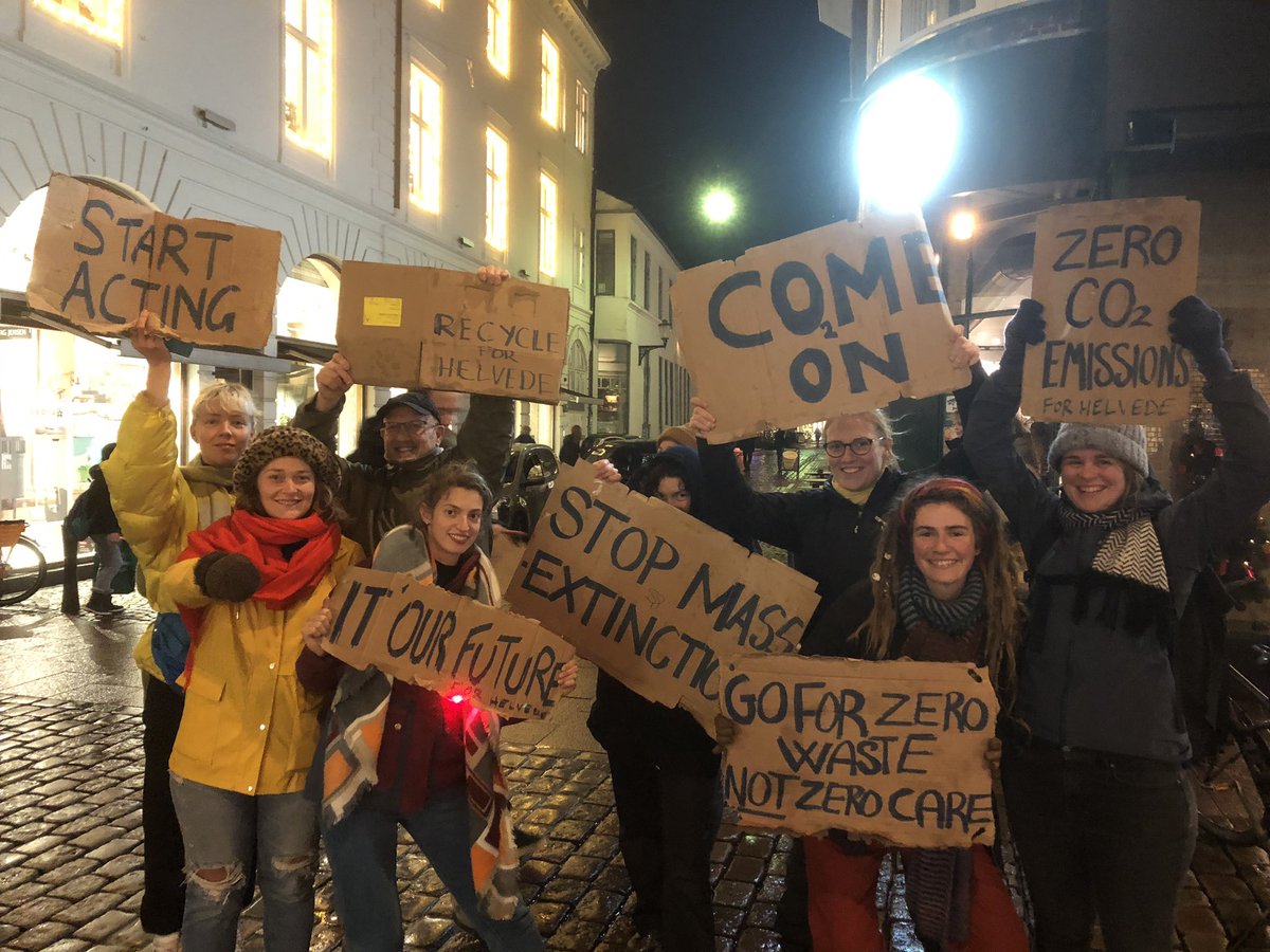 oestergaard's tweet image. Hvis bare der var lyttende øre i regeringen: Flot opbakning til #klimaalarm i hele landet. Her elever fra flere lande på Den Økologiske Landbrugsskole, som var talstærkt tilstede på Store Torv i Aarhus. #dkgreen