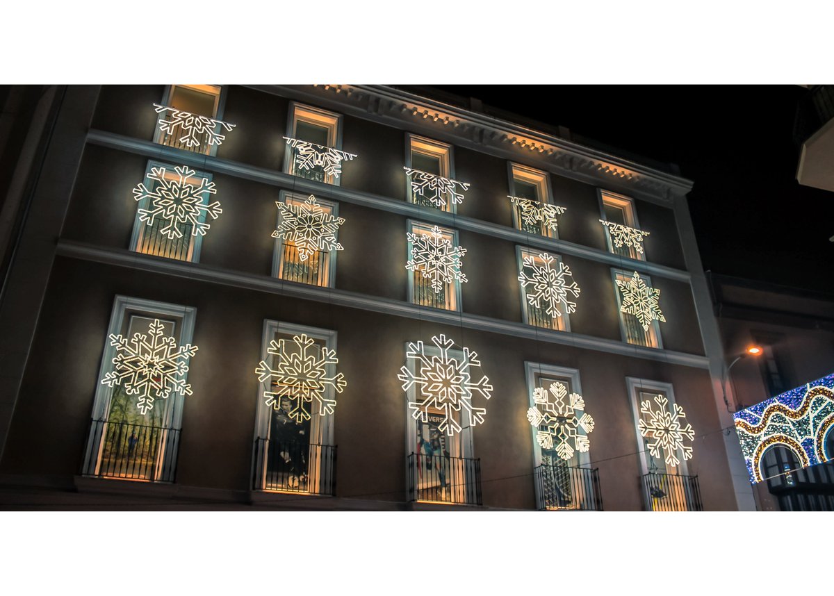 UrbanoSevilla's tweet photo. Así recibió Sevilla la inauguración del alumbrado navideño 2018.
#Sevilla #Navidad #Navidad2018 https://t.co/I1JHPPw7tJ