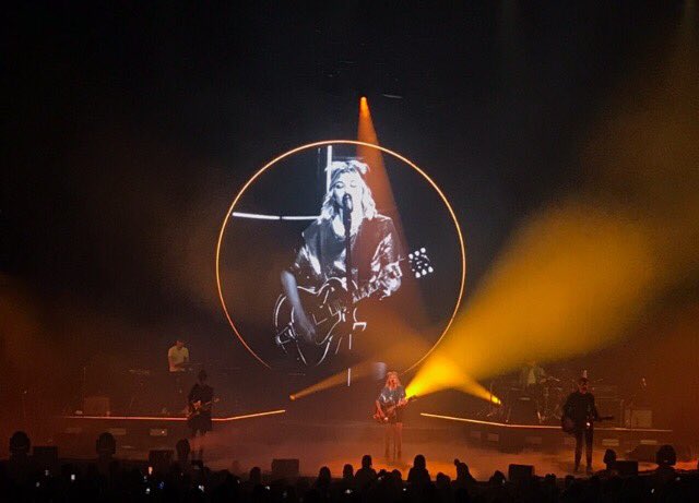 thyra00's tweet photo. About last night #concert @louane #Geneve #arena 🌙 https://t.co/fiUErYON9V