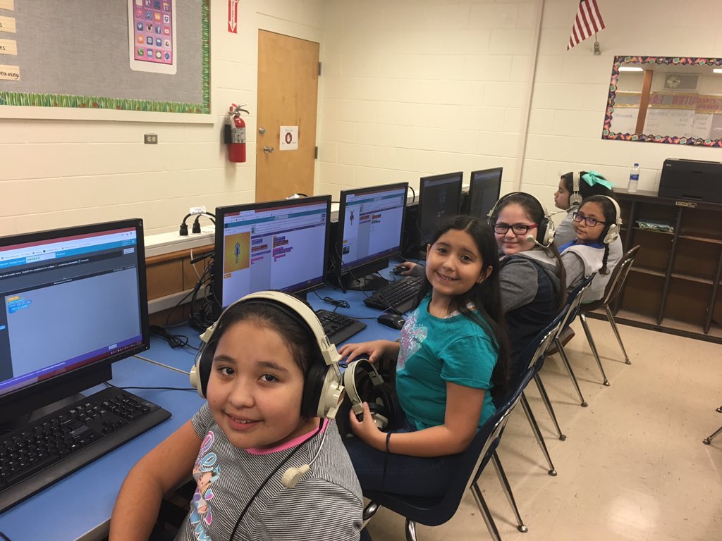 mirnasalazar21's tweet photo. My students β€οΈ CODING!! @GarzaUnicorns @NancyMontVal #MISDcodes #hourofcode #codetheregion https://t.co/eD9Pw7vfub