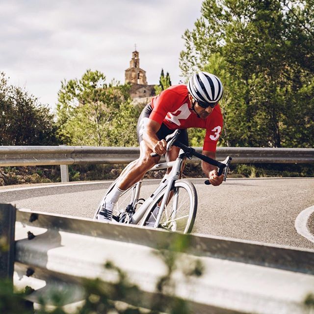 3Tbike's tweet photo. Full gas into the weekend!
.
.
.
#3T #3Tbike #3Tstradadue #StradaDue #aero #aerobike https://t.co/QSGkjT3kPW https://t.co/LlsqR1yMlX