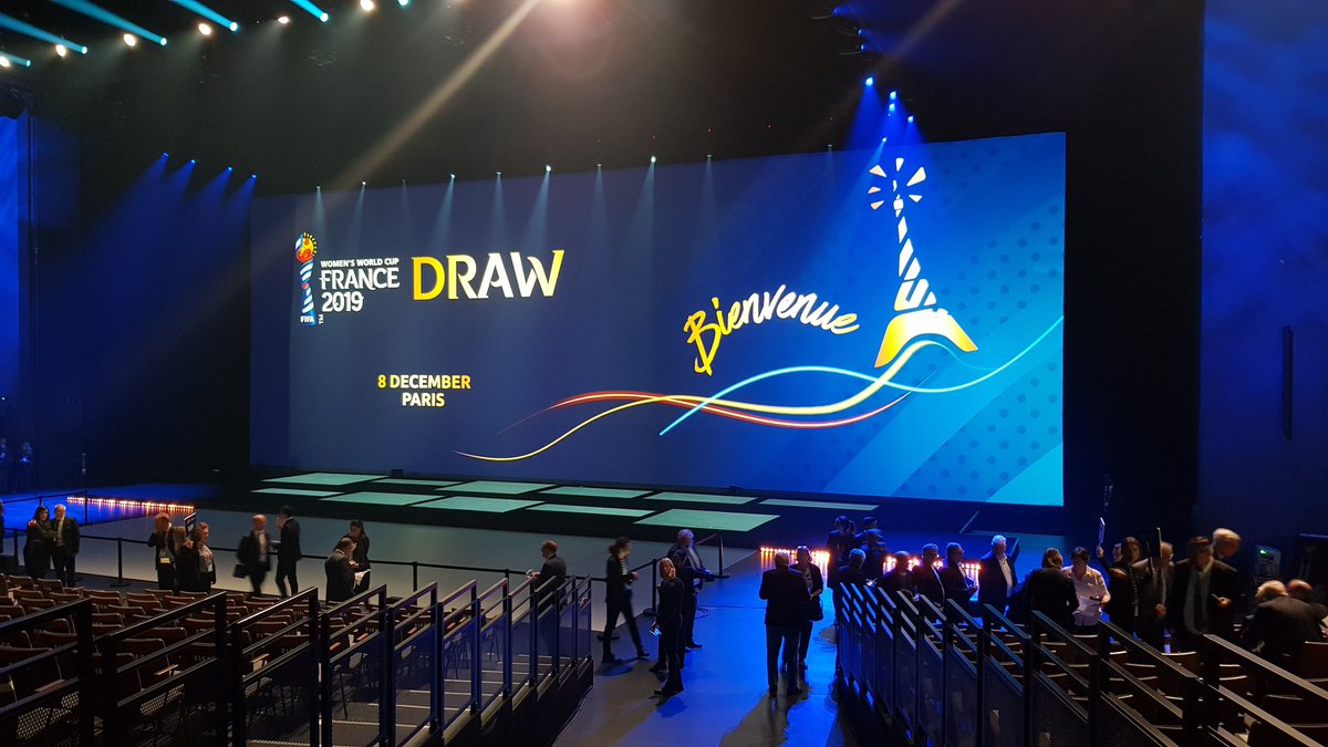 A quelques minutes du tirage au sort de la #FIFAWWC, les Bretons sont en place ! #LeMomentDeBriller #DareToShine <a href="/DistrictFoot35/">District 35</a>