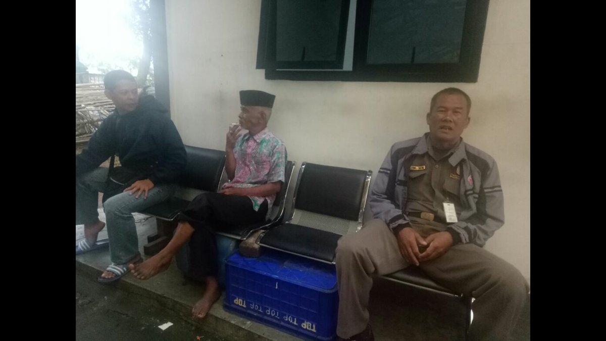 uberma_computer's tweet image. @DinsosDKI1 tlh hilang Nama : Wahyudin dipanggil Mahyudin
Asal : padang tinggal di kebagusan 2 pasar minggu
Ciri-Ciri : Kulit hitam, tinggi 158 cm,  jenggot putih, agak pikun, kumis,  beruban, celana panjang, kemeja. jika ada yang menemukan harap hub. 085714370560 a/n (Muchlis).