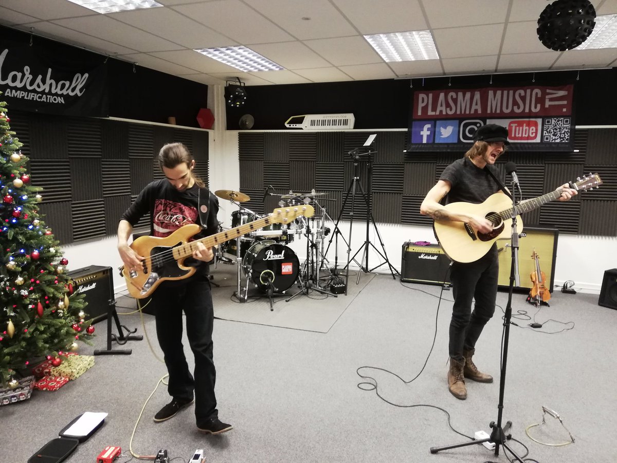 ParissaZarifi's tweet photo. The @PlasmaMusicTV compadres @carl_james_d &amp; @GLecouflet 🙌🎶 Check us out at 7pm here 👇 https://t.co/2cGOAb1BUl
#plasmamusictv #live #singersongwriter #band #violin #bass #originalmusic #musicians #ontheroad https://t.co/TVBxL8nQN5