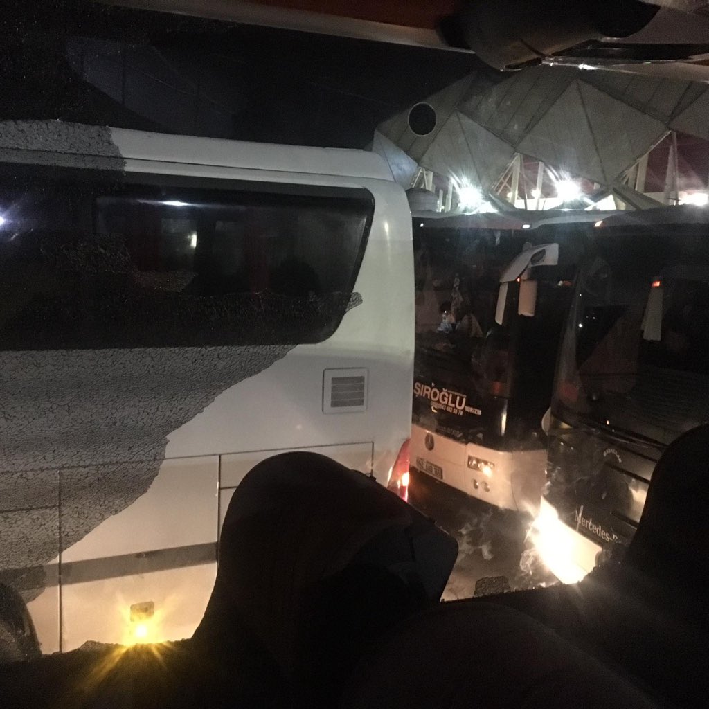 konyaspor's tweet photo. Trabzon maçı öncesinde deplasman otobüslerimizin camları stadyum içinde kırılmıştır. Olayın bizzat içinde olanları ve önlem almayanları şiddetle kınıyoruz. https://t.co/AgW9rfKd7W
