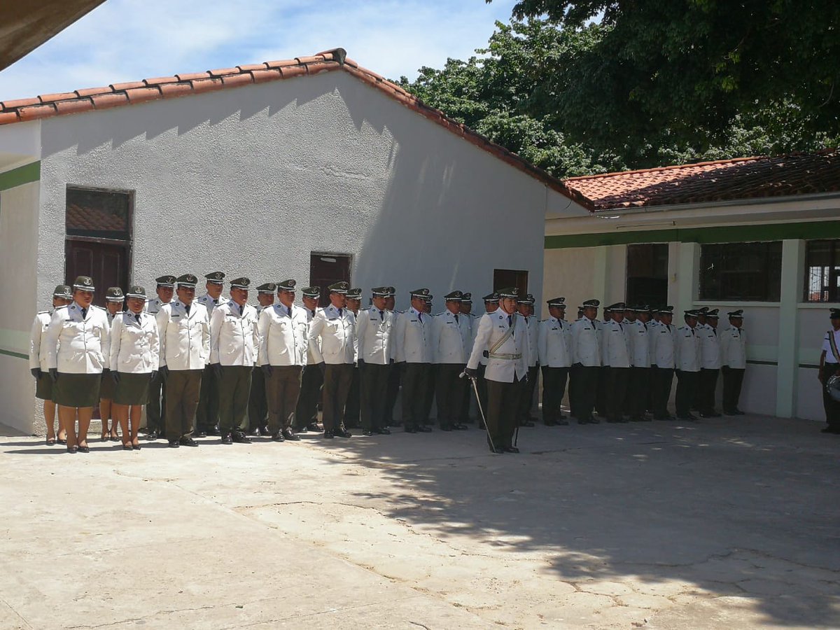 Pol_Boliviana's tweet photo. #ahora
👮🏽‍♂️#CEFOTES #SantaCruz 
El hno. Min. @carlosguromero y el Cmdte. #GralAlfonsoMendozaA presentes en el acto de egreso del Centro de Formación Técnico Superior, donde funcionarios policiales se capacitan para prestar un mejor servicio a nuestro #Pueblo. https://t.co/DkNzxMnZk7