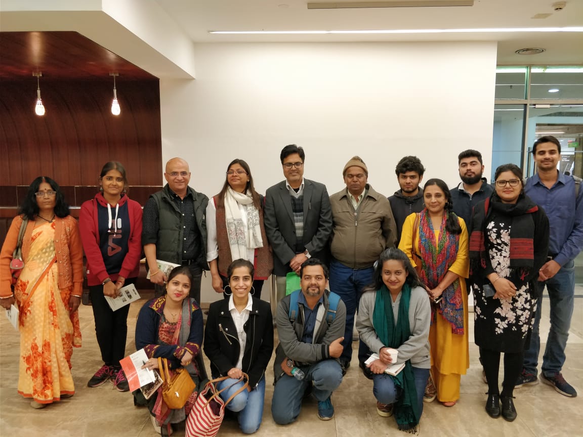 juggernautbooks's tweet image. लिखें लघु कथा / मंजीत ठाकुर के साथ 
पत्रकार और लेखक मंजीत ठाकुर ने आज की वर्कशॉप में कहा कि लघु कथा लिखने के लिए पंचलाइन और कहानी के आखिरी प्लॉट का एक महत्त्वपूर्ण योगदान रहता है।
@manjit
#KiranNadarMuseumofArt #ManjitThakur #writingPlatform