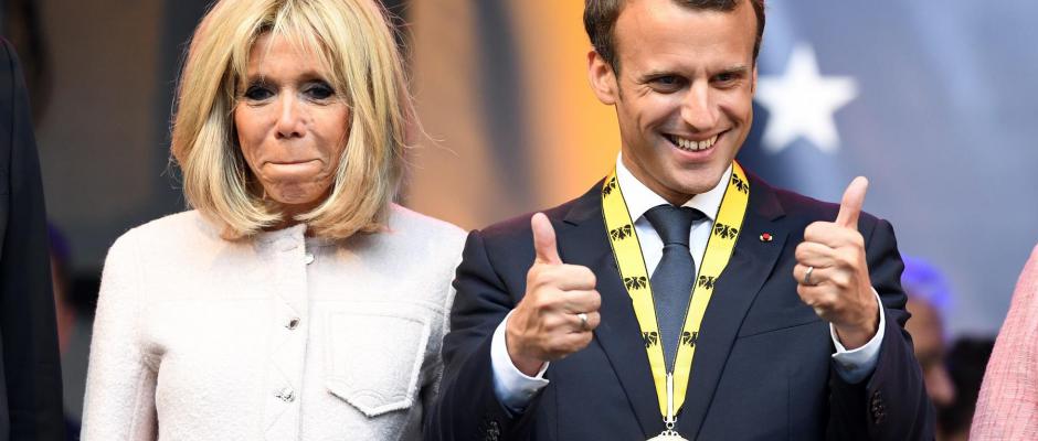 Apostiller11's tweet photo. Police arrested 1000 #YellowVests. But the thugs are coming to Paris tonight. The police are exhausted #giletsjaunes #yellowVests
 @HuffPost @AJEnglish @MSNBC @TIME @WSJ @RT_com @FT @DailyMirror @CBSNews @TheSun @ABC @cnnbrk @AP @washingtonpost @cnni @Independent @Channel4News https://t.co/i045rOZsYn
