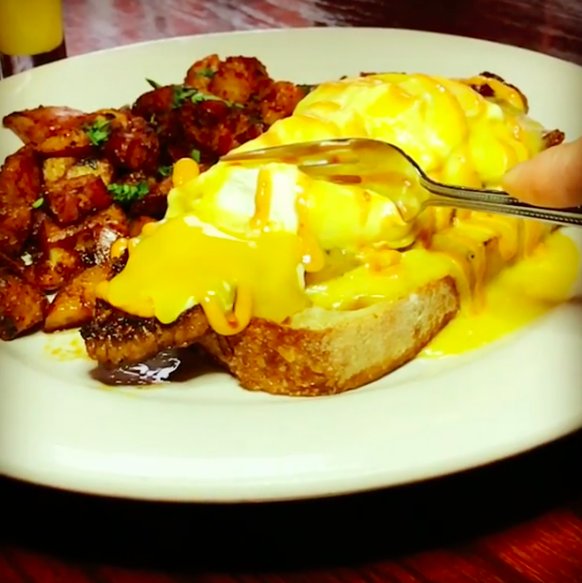flo_restaurant's tweet photo. Need we say more? #brunch2.0 #flochicago #weekendbrunch #brunchweekend #brunchchicago #newmexicoinchicago #eggsbenedict #steakeggsbenedict #yolkporn #forkyeah #westtownchicago #westtownwinterfest #shopwesttown https://t.co/DT7BmLFcJt