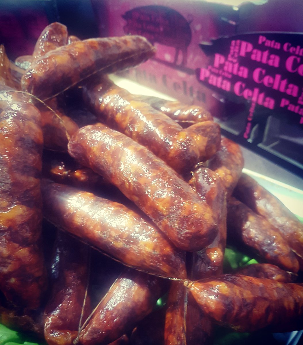 patacelta's tweet photo. Aquí no hay flash! El brillo 📸 es natural. El #chorizo #porcocelta 🐷 no sólo enamora por su extraordinario olor👃 sino por su brillo. Vas abriendo el pan y hacemos una #merendola...??? 😄
#cerdocelta #slowfood #slowpork #merienda @ASOPORCEL @boagalicia @seseixa @loves_galicia https://t.co/pbJqupmZ04