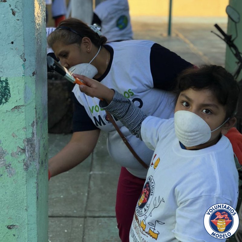VoluntModelo's tweet photo. Siempre surge una sonrisa cuando ayudas a los demás. Los #VoluntariosModelo pintan la Escuela Primaria Antonio Caso en CDMX. ¿También eres un #HéroeConVoluntad? Aún estás a tiempo de participar. https://t.co/0dWmWCLpB0