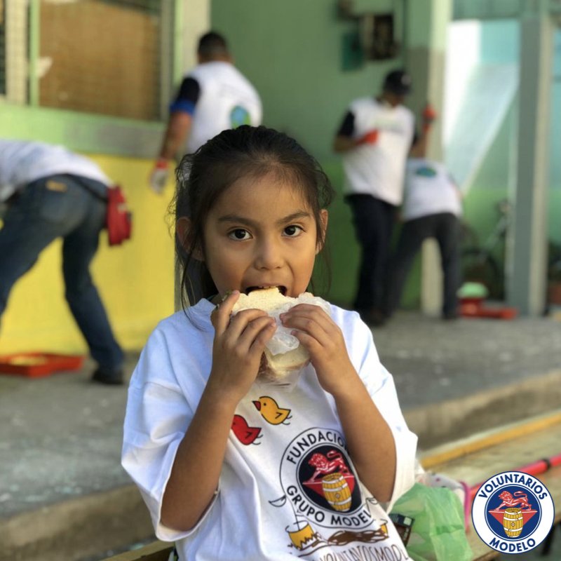VoluntModelo's tweet photo. Siempre surge una sonrisa cuando ayudas a los demás. Los #VoluntariosModelo pintan la Escuela Primaria Antonio Caso en CDMX. ¿También eres un #HéroeConVoluntad? Aún estás a tiempo de participar. https://t.co/0dWmWCLpB0