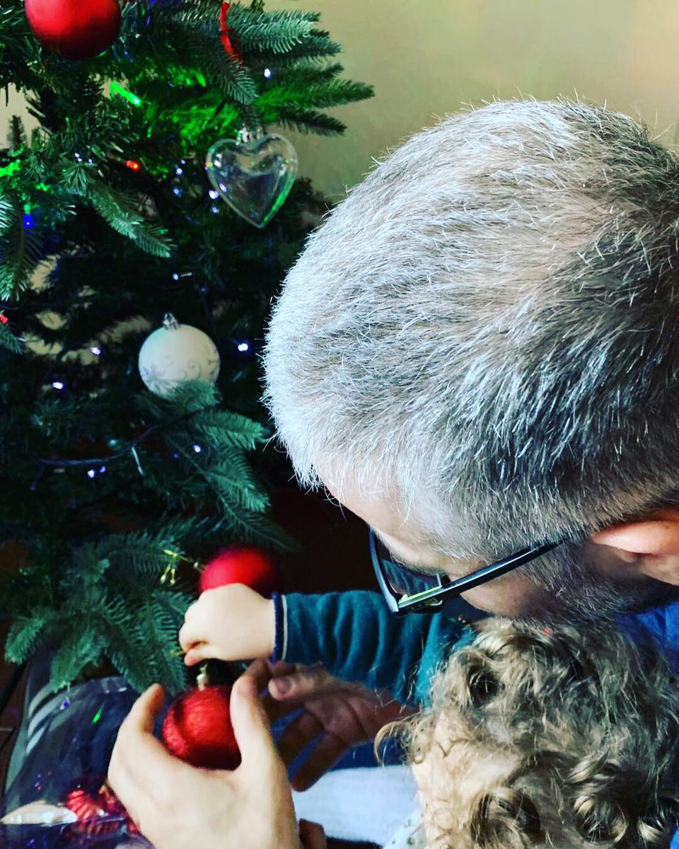 FCerlino's tweet photo. Quest’anno ho chiesto l’aiuto di una esperta per decorare l’albero.
#natale #8dicembre #alberodinatale #ottodicembre https://t.co/cpnddJspTC
