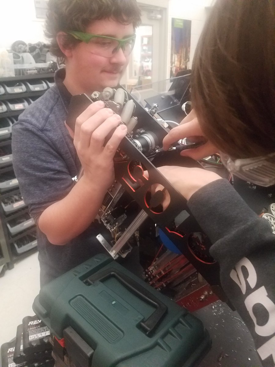 FTC_10547's tweet photo. @DavRobotics @DavenportWest @DavWestStudents Project managers getting down to business! 
"Working 'round the Clock". https://t.co/f4aA8wj41s
