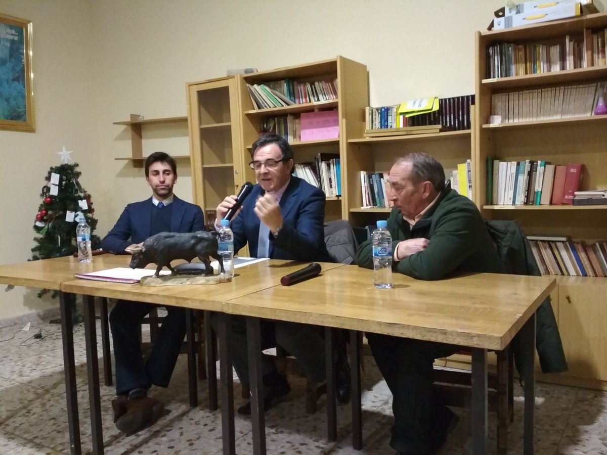 Empezando la el coloquio taurino con Daniel Menes y, su padre, Iluminado Menes. Julián González periodista taurino, moderando. ¡Muchas gracias!