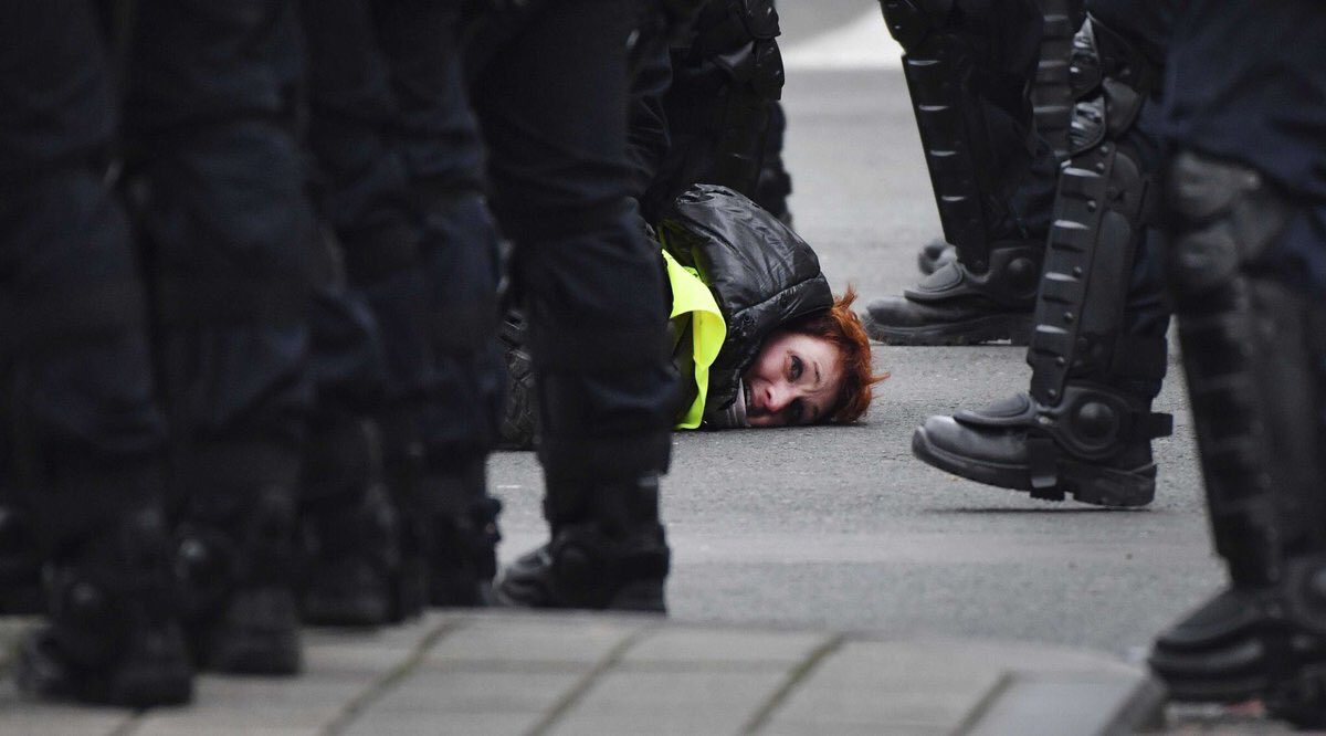 _id7m's tweet photo. What if this happened in Saudi Arabia???
Where are the human rights !
Where are the women rights !
#Paris #YellowVests #السترات_الصفراء https://t.co/9EdbqRZDnp