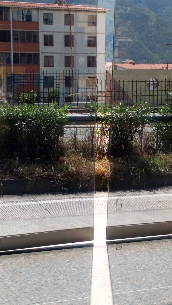 La madrugada de este sábado fuimos víctima de otro ataque. Esta vez en la Estación Centenario, municipio Campo Elías. Dos Puertas quebradas por el impacto de pierdas y otras dos forzadas por sujetos desconocidos. Rechazamos este ataque de saboteo y vandalismo. Basta Ya!