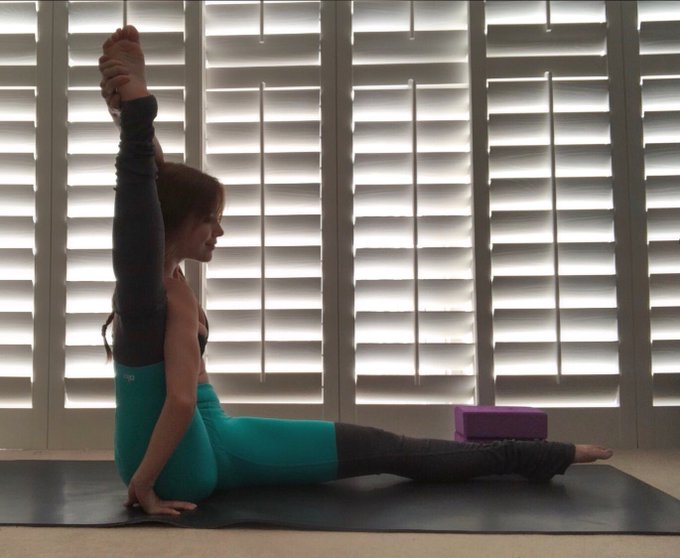 L is for Leanna 👩🏻&zwj;🦰😂 Happy Saturday friends &amp; don&rsquo;t forget to stretch! #practicepracticepractice #compasspose<a href="/tag/practicepracticepractice"class="tags"><span>#practicepracticepractice</span></a><a href="/tag/compasspose"class="tags"><span>#compasspose</span></a><a href="/tag/yogaj"class="tags"><span>#yogaj</span></a>