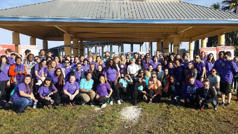 FSWCollege's tweet photo. Over 100 students volunteered this morning at the Lee County Heart Walk in downtown #FortMyers. #FSWServes ππ https://t.co/itp7TVSLjq