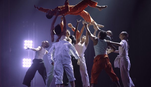 Bible urbaine (@bibleurbaine) on Twitter photo «Vraiment doucement» de Victor Quijada de Groupe <a href="/RUBBERBANDance/">RUBBERBAND</a> à la <a href="/Place_des_Arts/">Place des Arts</a>: dix corps qui explorent les forces de gravité, entre déséquilibre et suspension | labibleurbaine.com/sorties/vraime… «Vraiment doucement» de Victor Quijada de Groupe <a href="/RUBBERBANDance/">RUBBERBAND</a> à la <a href="/Place_des_Arts/">Place des Arts</a>: dix corps qui explorent les forces de gravité, entre déséquilibre et suspension | labibleurbaine.com/sorties/vraime…