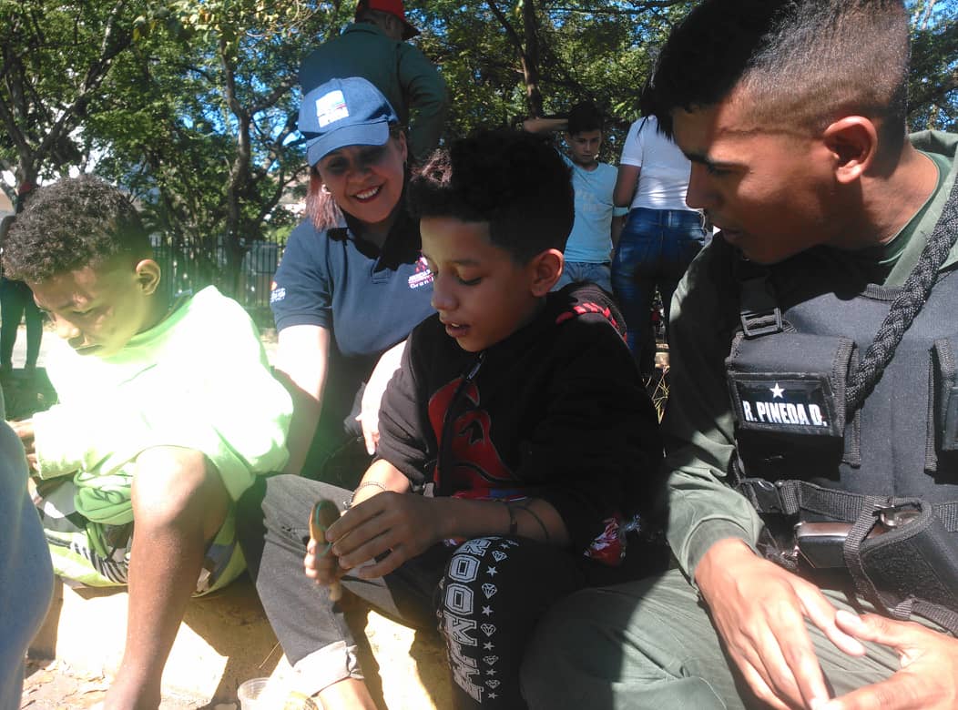 #8Dic | Directora General de la <a href="/DPDPrevencion/">Prevención y Paz</a>, <a href="/DeliaRondon/">DELIA RONDON</a>, realizó un recorrido conjuntamente con funcionarios adscritos al Comando de Apoyo Aéreo de la GNB y la Fundación del niño de la Gobernación de la entidad carabobeña para hacer la entrega de los insumos.