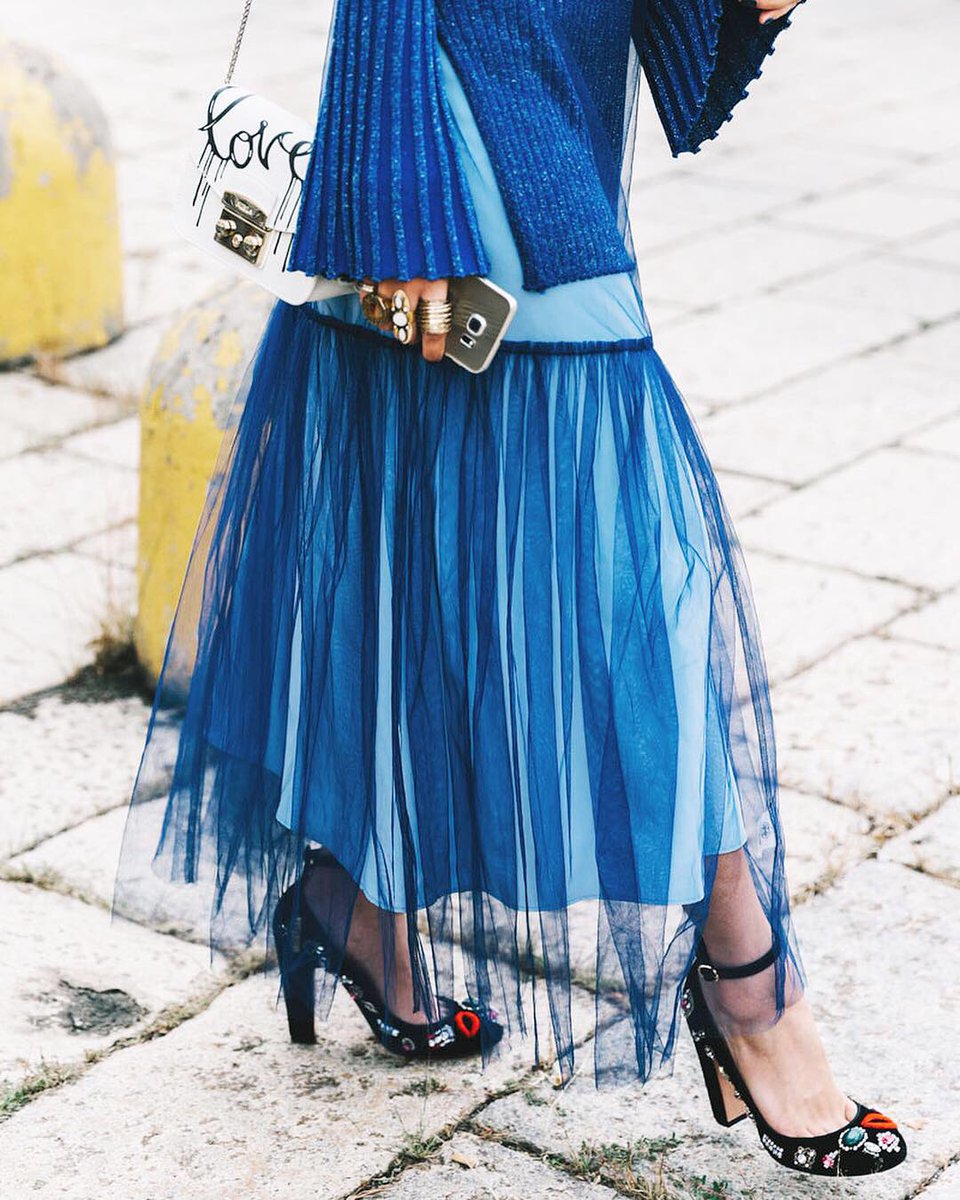 Este estilismo es de la semana de la moda en Milán año 2016 pero a mí me sigue encantando, que te parece a ti?

#ideasdemoda #fashiontips #cool #inspo #streetstyle #ootd #outfit #ideasdemoda #bluedress #vestidofiesta #vestidoazul