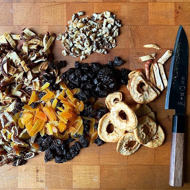 awhiskandaspoon's tweet photo. #prepwork...slicing and dicing a lotta #driedfruit and nuts for the alsatian christmas bread from #bakingchezmoi #tuesdayswithdorie #baerewecke #glutenfree #dairyfree #bakingprojects https://t.co/raqRhVXSKf https://t.co/zd0aD6qUsL