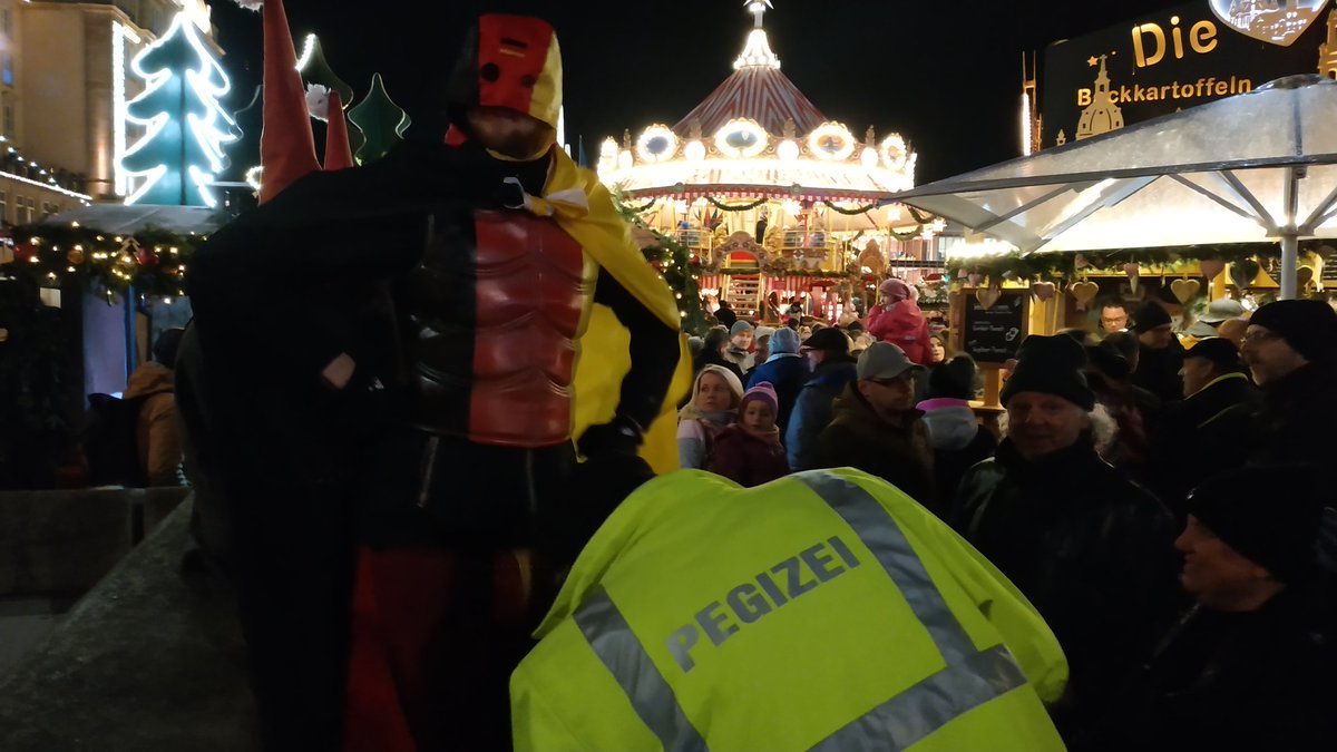 PARTEI_DD's tweet image. Fun-Fact: beim Glühweinkotzen wird nur Bier gepisst.
#dresden #Striezelmarkt #dd0812
#kämpfeniefürdichallein #sachsen
#deutschlandman #cdupt18