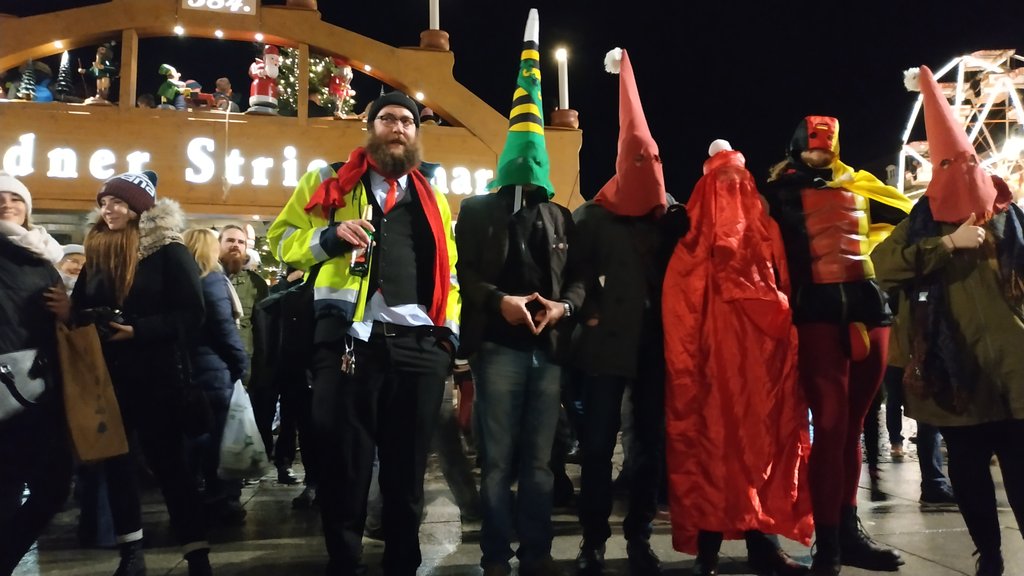 PARTEI_DD's tweet image. Frohe PARTEInachten! 
#dresden #Striezelmarkt #dd0812
#kämpfeniefürdichallein #sachsen
#deutschlandman #cdupt18