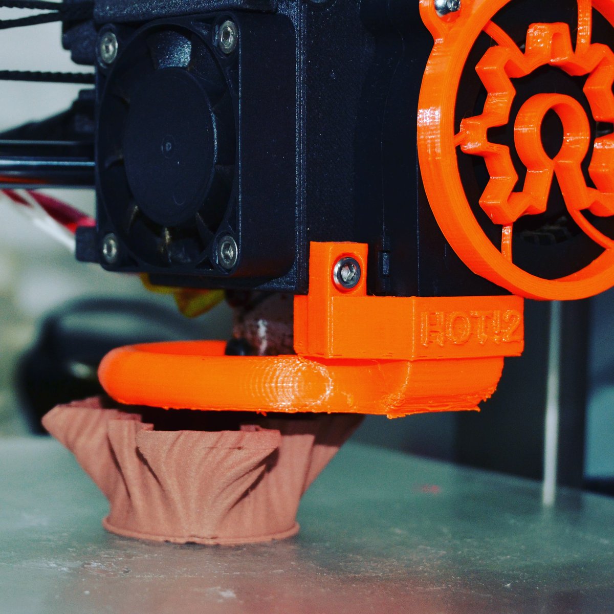 de3dprintman's tweet photo. #3DPrinting another cool vase with the amazing @ColorFabb #copperfill on my custom #Prusai3 with 0,6mm high output @theolssonruby nozzle. It's looking good so far.... Real good. 😊 #ColorFabb https://t.co/oIKK7QhhPj