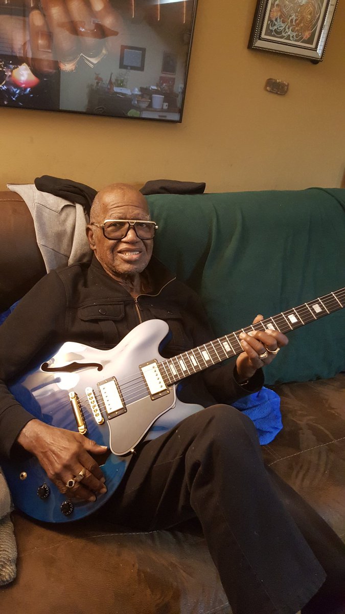 hoochieman's tweet photo. my first Es335 a custom blue https://t.co/QlhygYN24w
