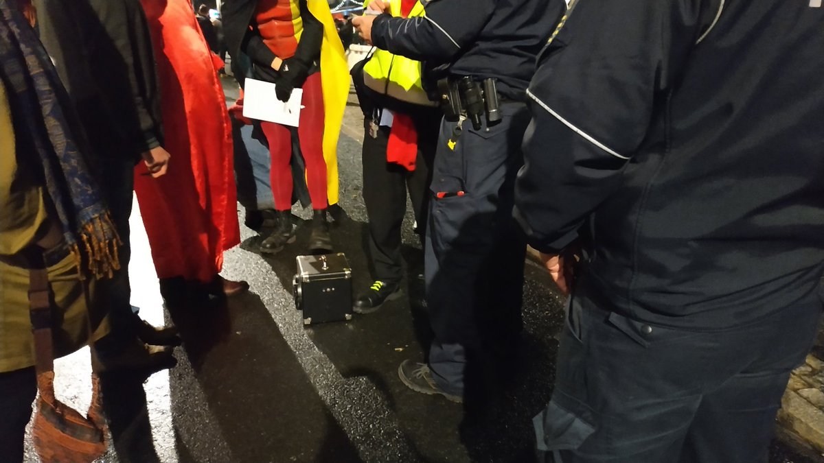 PARTEI_DD's tweet image. Noch schnell Kontaktdaten austauschen *Smiley
Frohe PARTEInachten! 
#dresden #Striezelmarkt #dd0812
#kämpfeniefürdichallein #sachsen
#deutschlandman #cdupt18