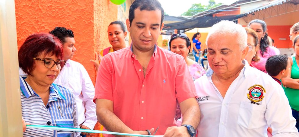 En la mañana de hoy, el alcalde Jacobo Quessep Espinosa y la secretaria de Educación, Karina Cabrera Donado, formalizaron la entrega de mobiliario y adecuación de tres aulas de primera infancia en la sede número uno de la @20Educativa .20 de Enero. + Info ie20deenero.edu.co