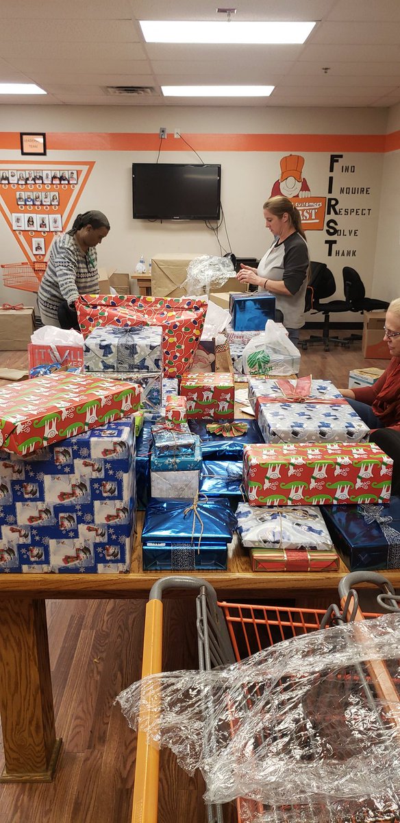 jenniemendelzon's tweet image. 6587 &quot;Elf Committee&quot; wrapping the last of the gifts for our employee Christmas party.  #BOOM #tcoop @JarrodFarmer4 @FarberGary @kimbrough_mk