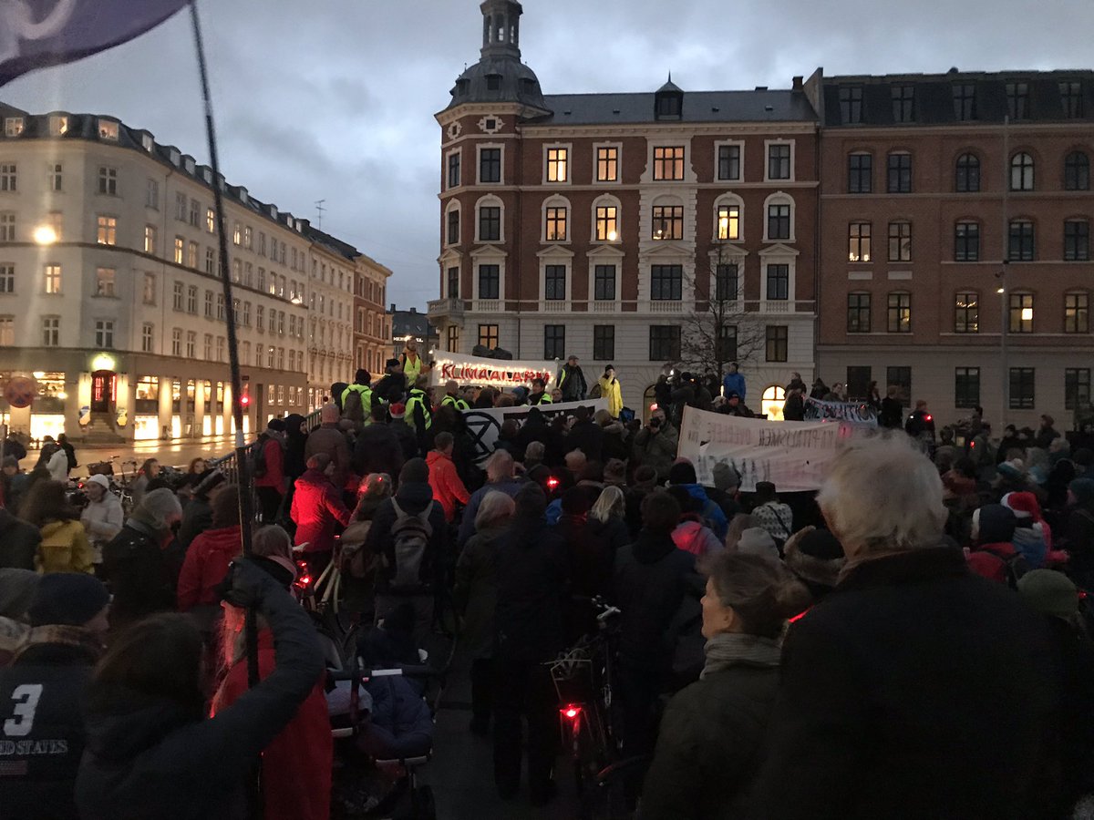 JonathanRies_'s tweet image. Godt at se så mange til #klimaalarm demonstration i forbindelse med #cop24, på trods af dårligt vejr - vi skal tage #klimaansvar nu #dkpol 💪
#dkgreen