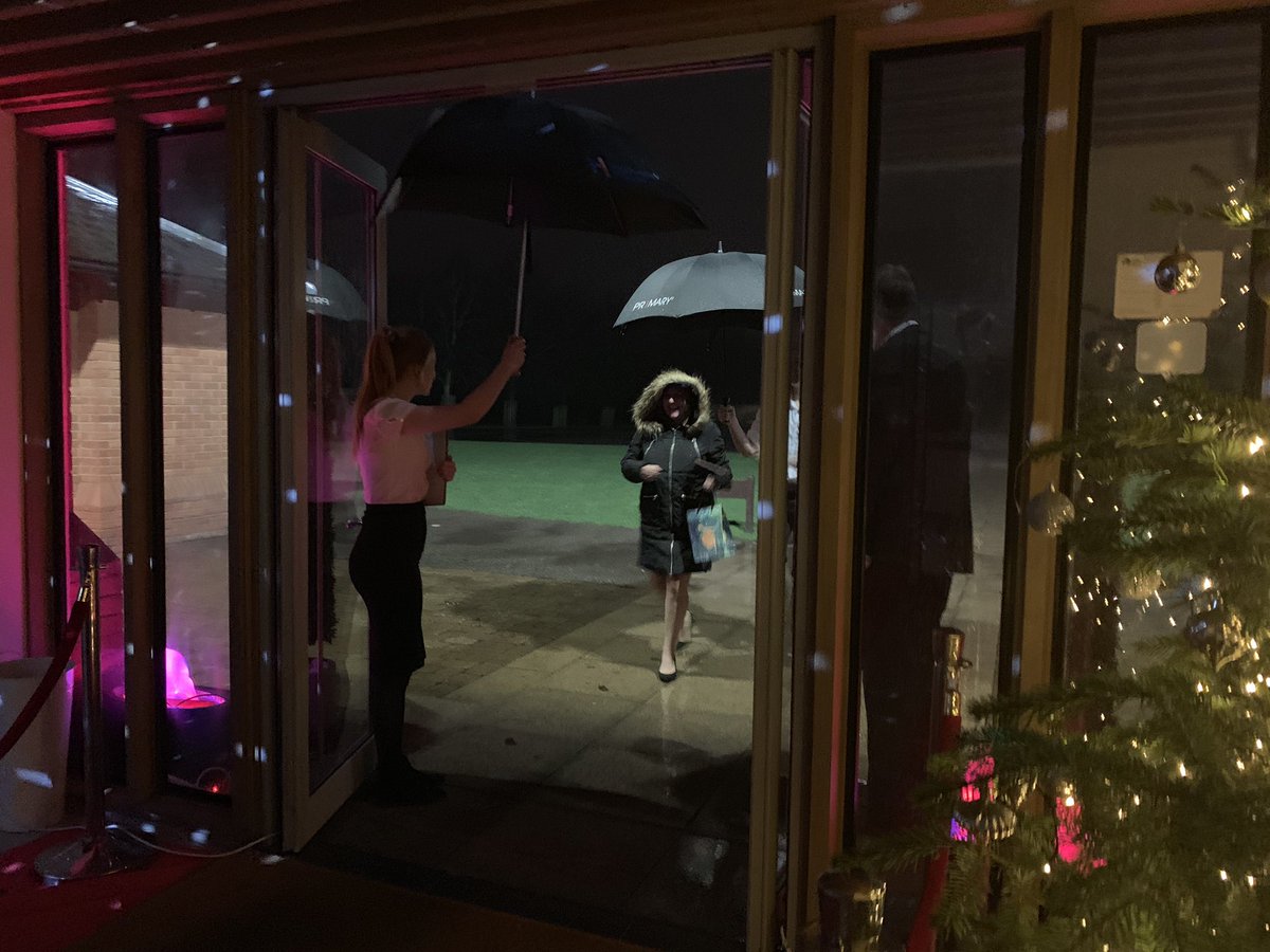 HamptonGC's tweet photo. #hollywoodhampton the weather outside is frightful but inside the bars delightful! #christmas2018 #hollywood https://t.co/j4OUr8Bd57