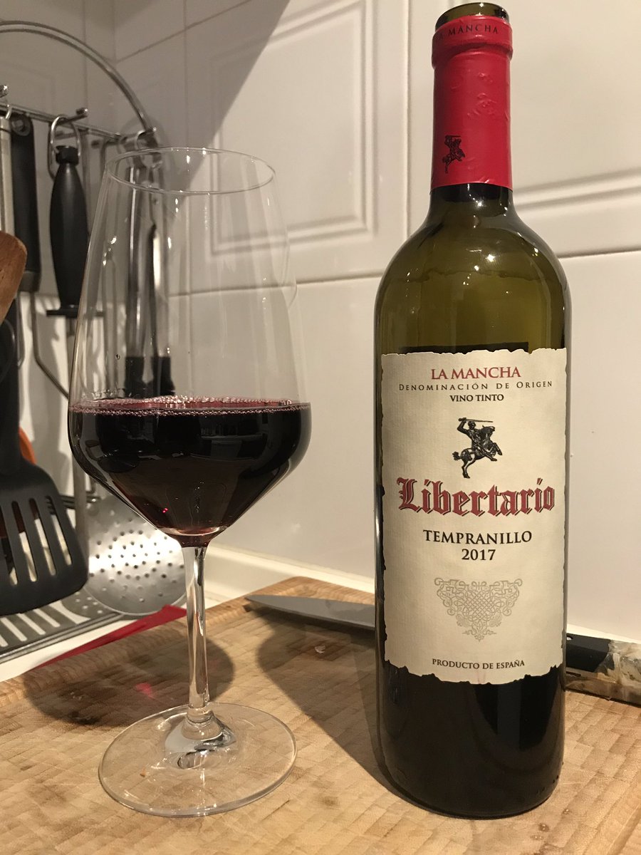 SoyJure's tweet photo. Brindo en tu honor querido @JMilei y encontra de los parásitos hijos de mil putas, Ladrones e inoperantes llamados políticos. Salud! https://t.co/vPrfTRr7Gd