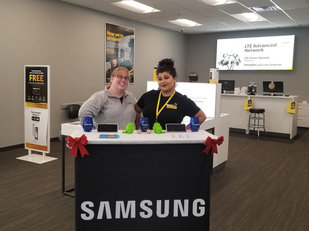 IPantirer's tweet photo. Samsung table day @wl_byoung and @SprintLana https://t.co/UoIYTiYoOp