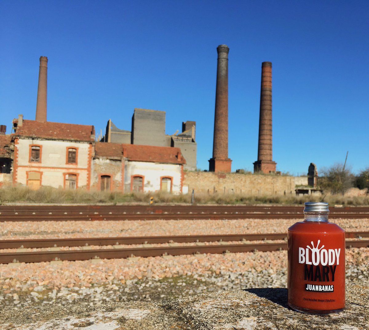 Nuestro Bloody Mary <a href="/conjuanranas/">Juan Ranas</a> viaja a Peñarroya-Pueblonuevo, en Córdoba. Vaya paisaje minero bonito tienen en ese pueblo.
#juanranasporelmundo .
.
juanranas.com .
#tomate #chimeneas #bloodymary