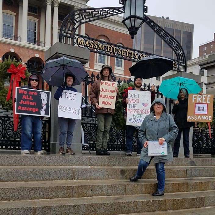 Plucille54's tweet photo. Boston #GlobalAction4J #Unity4JDay Dec 2nd
#Unity4J

In Oct I spent 20 hrs on a bus w/ these wonderful ppl standing in the rain 4 #JulianAssange 

Where was the bus headed? #WomensMarchOnPentagon

Pro-Assange/WikiLeaks = Anti-War Machine

Can't be pro-peace and anti-@wikileaks https://t.co/xitv0ezPZE