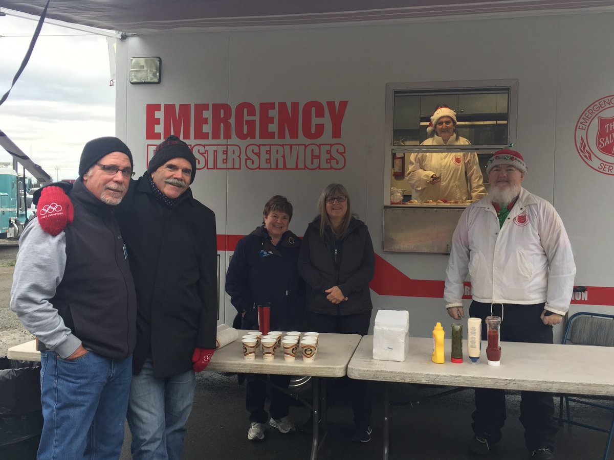 abbysallyann's tweet photo. #aggressivetowing toy run at 63 West Railway - #TheSalvationArmy EDS truck serving hot chocolate and hot dogs. Thanks to our @clearbrookkiwanis volunteers and EDS volunteers Pam and Jan https://t.co/Ukw8hEd6xX
