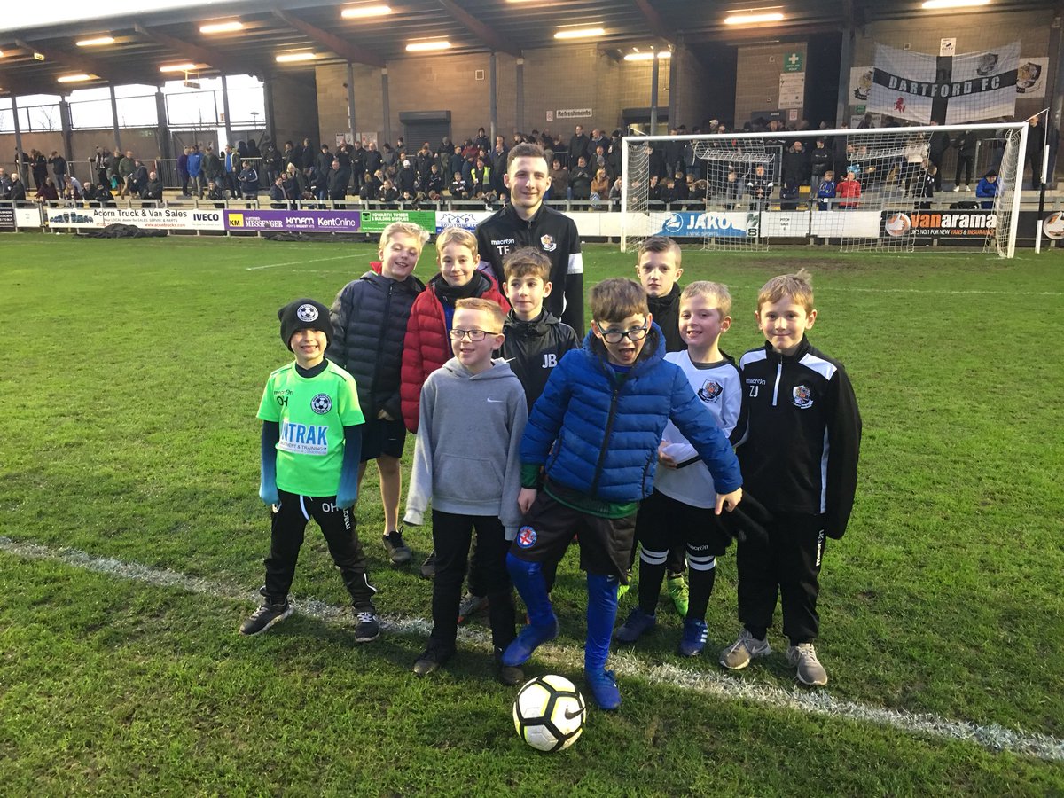 dartfordfccom's tweet photo. Half Time penalty shoot out at today’s match, the penalty takers were joined by @dartfordfc players @_TaylorFisher_ @EBradbrook10 &amp; @Hayzie_7r https://t.co/7PwQjws1w5